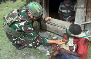 Satgas Yonif 715/Mtl Bawa Sembako dan Eratkan Solidaritas Bersama Masyarakat Puncak Jaya