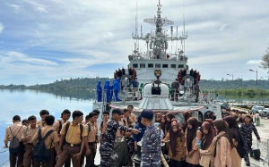 Antusiasme Masyarakat Simeulue Meriahkan Open Ship KRI Imam Bonjol-383 di Pelabuhan Sinabang