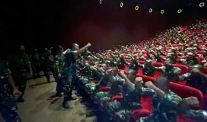 Satgas Yonif 641/Beruang Nobar di Mall Jayapura Melukis Momen Jelang Purna Tugas