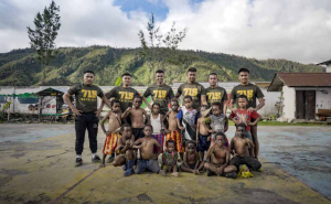 Satgas Yonif 715/Mtl Ajak Anak-anak Papua Main Bola