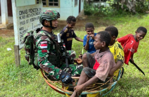 Satgas Yonif 126/KC Bermain, Berbagidan Peduli Kesehatan Bersama Warga di Kombut