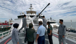Kemhan RI Tinjau Kesiapan Tempur KN Tanjung Datu-301 di Dermaga Batam