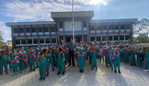 Tumbuhkan Jiwa Negara Maritim, Prajurit Lanal Bintan Dampingi Siswa TK Kunjungi KRI