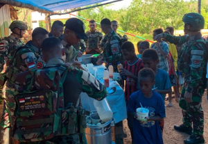 Satgas Yonif 126/KC Hangatkan Hati Masyarakat Kombut: Makan Bakso dan Sembako