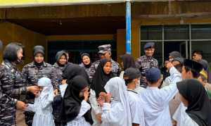 Satlinlamil 3 dan KRI Banjarmasin-592 Berbagi Kasih Anak Yatim Jelang HUT ke-64 Kolinlamil
