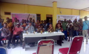 Babinsa Koramil 1710-07/Mapurujaya Dampingi Penyaluran BLT di Kampung Muare