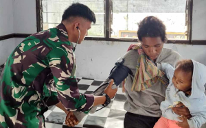 Satgas Yonif 715/Mtl Bawa Harapan Lewat Pelayanan Kesehatan di Pedalaman Papua