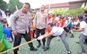 Polda Jabar Gelar Lomba Mini Soccer Pakai Sarung hingga Baksos untuk Warga