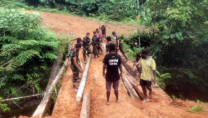Satgas Yonif 126/KC dan Warga Boven Digoel Gotong Royong Pulihkan Akses Kampung Wametkapa