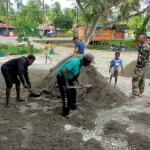 Gotong Royong Jelang Penutupan TMMD: TNI dan Warga Kompak Siapkan Lapangan untuk Acara Sosial