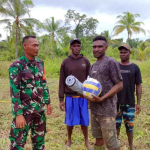 Satgas TMMD Bikin Lapangan Voli di Kampung Pigapu: Biar Badan Bugar, Hati Bahagia!