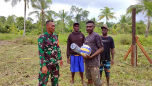 Satgas TMMD Bikin Lapangan Voli di Kampung Pigapu: Biar Badan Bugar, Hati Bahagia!