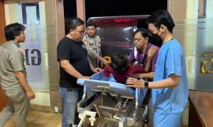 Polisi Evakuasi Ibu Mengalami Pendarahan Ke RSUD Waled