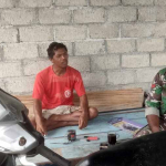 Peduli Petani, Babinsa Koramil 1710-03/Kuala Kencana Cek Langsung Kondisi Lahan di Kp. Limau Asri