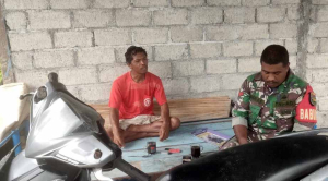 Peduli Petani, Babinsa Koramil 1710-03/Kuala Kencana Cek Langsung Kondisi Lahan di Kp. Limau Asri