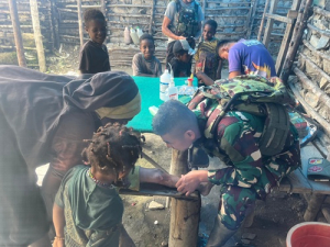 Anak-Anak Berlari ke Pos, TNI Menyambut dengan Pelukan dan Obat