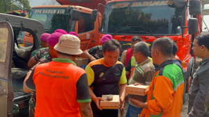 Prajurit Hiu Perkasa dan Pahlawan Lingkungan Berbagi Rasa di Bantaran Sungai Sunter