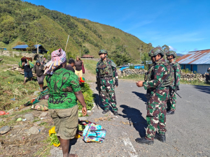Satgas Yonif 715/Mtl Borong Hasil Bumi Mama-mama Papua: Semangat Bangkitkan Ekonomi