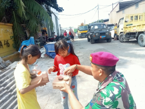 Prajurit Yonmarhanlan III Bawa Harapan untuk Korban Kebakaran Cilincing Lewat Jumat Berkah