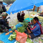 Satgas Yonif 715/Mtl Borong Hasil Tani Mama Papua Gerakan Ekonomi Pasar Kembali Berputar