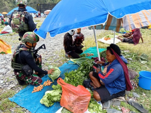 Satgas Yonif 715/Mtl Borong Hasil Tani Mama Papua Gerakan Ekonomi Pasar Kembali Berputar