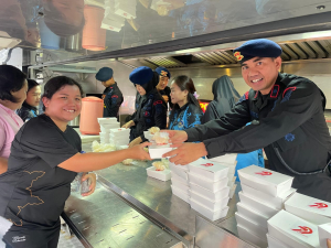 Brimob Polda Metro Jaya Bagikan Makanan Bergizi Gratis di CFD HI Jelang HUT Bhayangkara ke-79