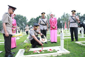 Jelang Hari Bhayangkara ke-79, Kapolda Jabar Pimpin Ziarah Penuh Khidmat di TMP Cikutra
