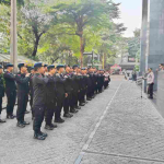 Brimob Polda Metro Jaya Amankan Sidang Putusan Terdakwa Hasto Kristiyanto di PN Jakarta Pusat.
