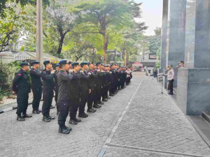 Brimob Polda Metro Jaya Amankan Sidang Putusan Terdakwa Hasto Kristiyanto di PN Jakarta Pusat.