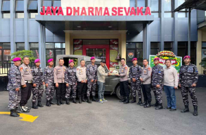 Sinergi TNI-Polri di Hari Bhayangkara ke-79, Yonmarhanlan III Bawa Kue ke Polsek Kelapa Gading