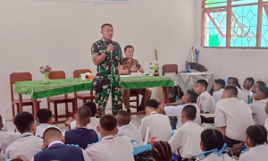 Babinsa Kuala Kencana Bakar Semangat Nasionalisme Siswa Baru SMK di Timika