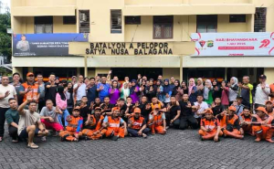 Brimob, Warga Asrama, dan PPSU Senen Kompak Jaga Kebersihan Lingkungan Ksatrian AKP Mardjaman