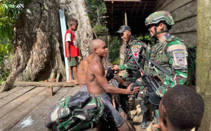 Satgas Yonif 126/KC Gelar Pengobatan Keliling dan Belajar Tradisi Kunyah Pinang