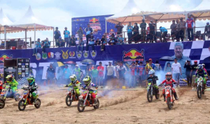 Para Crosser Unjuk Gigi Dalam Kejurnas Motor Cross MX 2025 di Lanud Sultan Hasanuddin