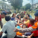 Respons Brimob Polda Metro Jaya Evakuasi Anak Kejang dan Warga Terdampak Banjir Duren Village