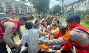 Respons Brimob Polda Metro Jaya Evakuasi Anak Kejang dan Warga Terdampak Banjir Duren Village
