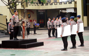 Dansat Brimob Polda Metro Jaya berikan Penghargaan kepada Anggota Berprestasi