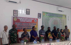 Babinsa Kuala Kencana Dampingi Warga Belajar Bikin Pupuk Organik