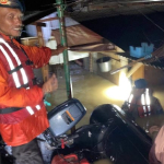 Brimob Evakuasi 70 KK Korban Banjir di Desa Simpangan Kab. Bekasi