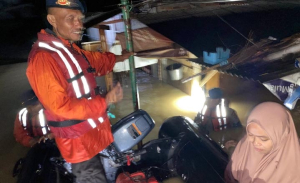 Brimob Evakuasi 70 KK Korban Banjir di Desa Simpangan Kab. Bekasi