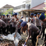 Batalyon C Pelopor Satbrimob Polda Metro Jaya Turun Tangan Bersihkan Sampah Pascabanjir di Gardenia
