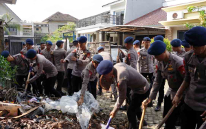 Batalyon C Pelopor Satbrimob Polda Metro Jaya Turun Tangan Bersihkan Sampah Pascabanjir di Gardenia