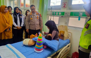 Polwan Polda Jabar Dampingi Bocah Korban Kekerasan Ayah Kandung di Purwakarta