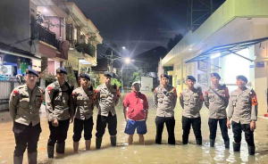 Brimob Batalyon C Terjun ke Paku Jaya: Bantu Warga Bersihkan Masjid yang Terendam Banjir