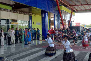 Adat Tanimbar Sambut Hangat Komandan Lanal Saumlaki Baru dan Istri di Bumi Duan Lolat