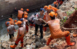 Batalyon A Pelopor Satbrimob Polda Metro Jaya Bantu Bersihkan Longsor di Jati Padang