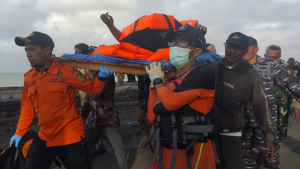 TNI Laut dan Udara Lakukan Misi Kemanusiaan Selamatkan Korban KMP Tunu Pratama Jaya