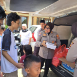 Polisi Gelar Jumat Berkah, Bagikan Ratusan Nasi Kotak di Masjid Madania