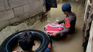 Siaga 1 Kebon Pala! Tim SAR Brimob Evakuasi Ratusan Warga, Anak-Anak dan Balita Jadi Prioritas