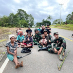 Satgas Yonif 126/KC dan Warga Kampung Ninati Bersatu di Karya Bakti Merah Putih